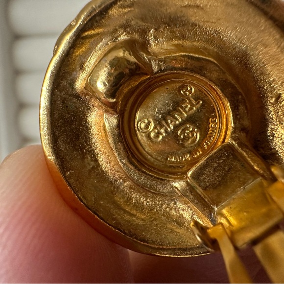 ❌SOLD❌ CHANEL Vintage Faux Pearl Clip On Earrings - Picture 4 of 6